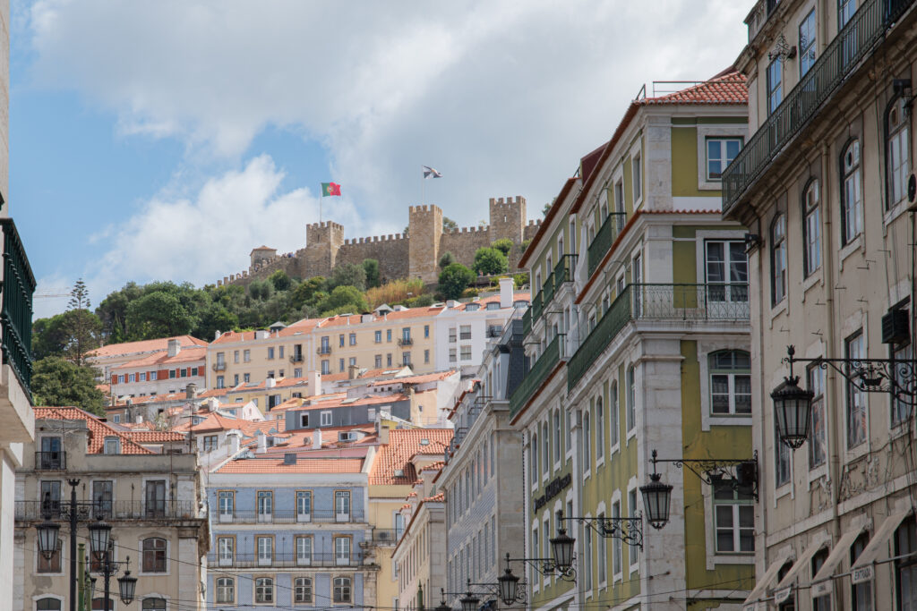 Widok na zamek z centrum Lisbony