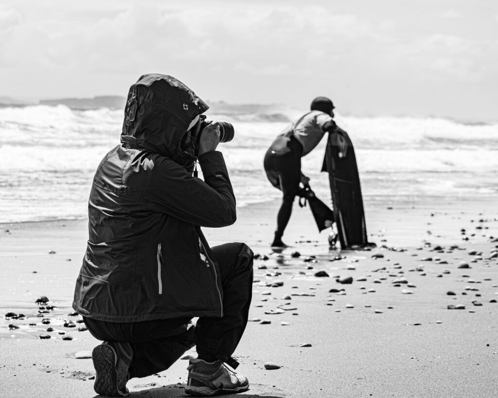 Fotograf robi zdjęci surferowi